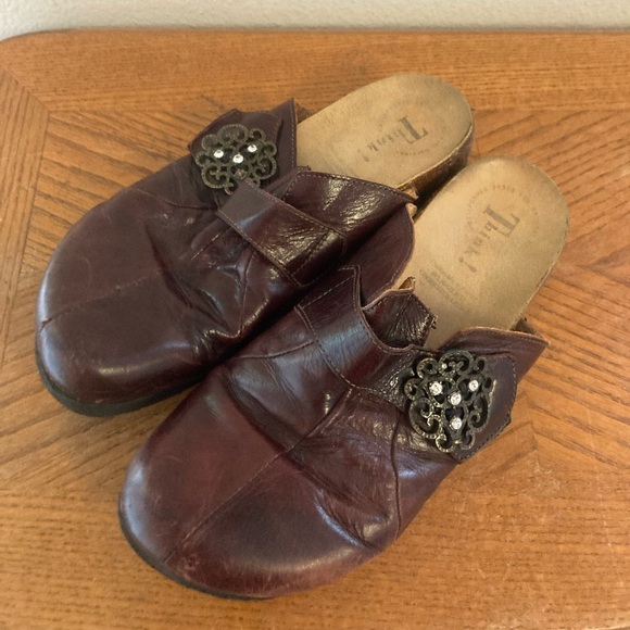 THINK! Shiny Brown Leather Mules With Rhinestone Embellishments (9.5) - Picture 1 of 9